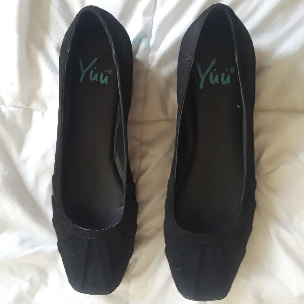 Black shoes by Yuu
